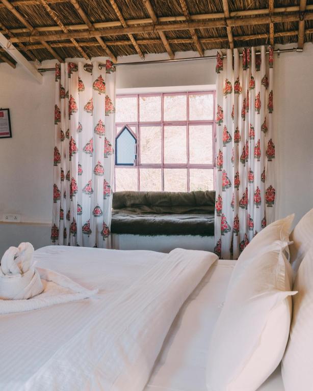 Postel nebo postele na pokoji v ubytování The Luxe Pushkar - A Luxury Farmstay in Pushkar