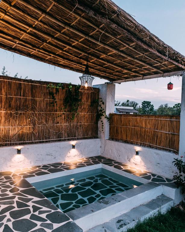 Bazén v ubytování The Luxe Pushkar - A Luxury Farmstay in Pushkar nebo v jeho okolí