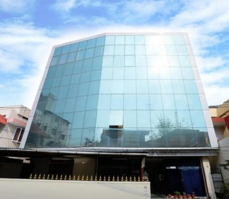 un grand bâtiment en verre avec un ciel au fond dans l'établissement Hotel Gamas Inn, à Chacka