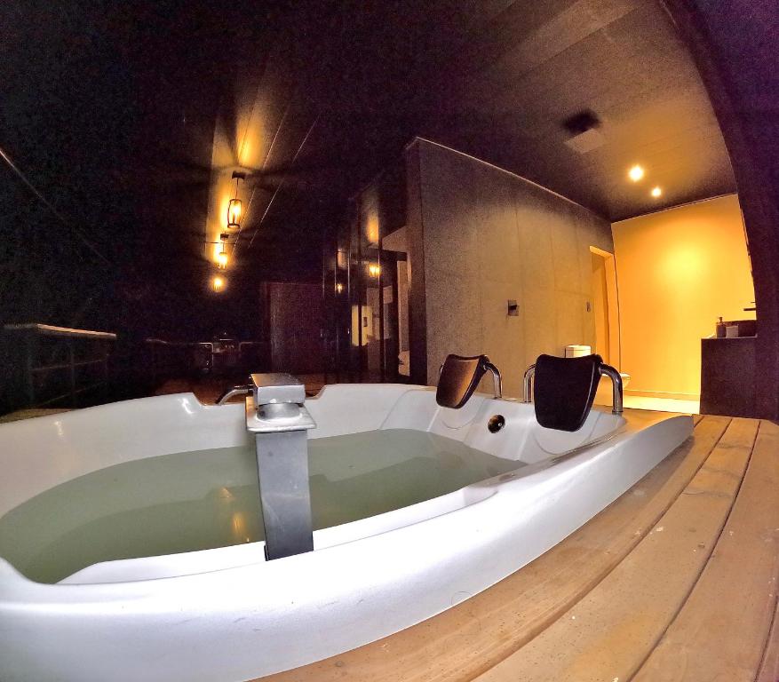 比亞維森西奧的住宿－Itawa Luxury Glamping & Ecoparque turísticos，一间带浴缸的大浴室。
