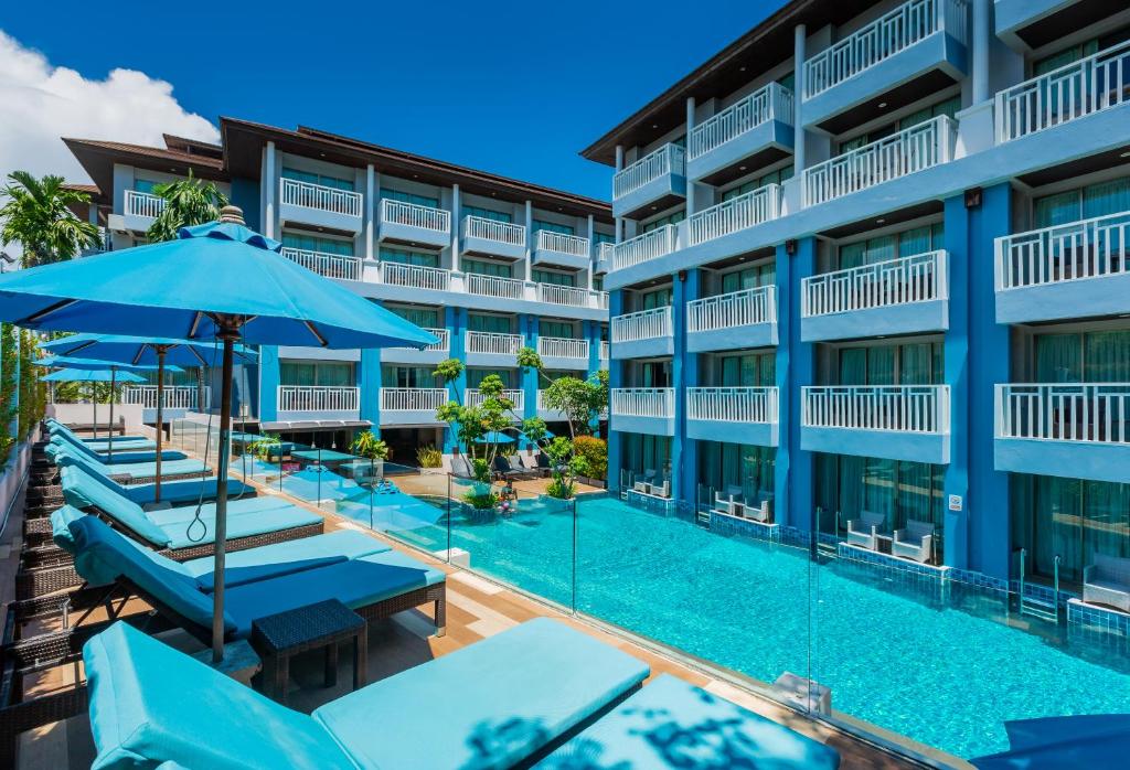 uma imagem da piscina de um hotel em Blue Tara Hotel Krabi Ao Nang em Praia de Ao Nang