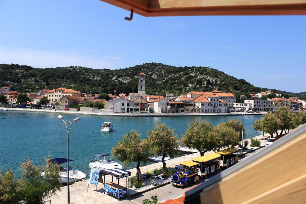 Blick auf einen Hafen mit Stadt und Fluss in der Unterkunft Tisno Central Apartments in Tisno