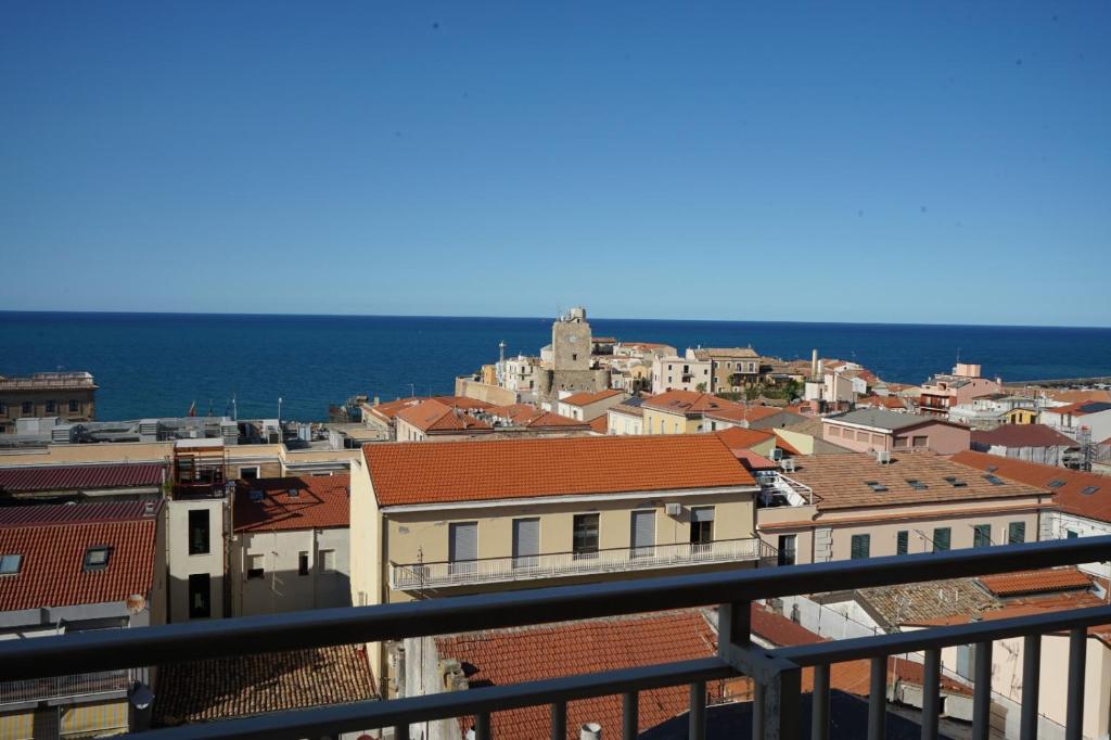 d'un balcon offrant une vue sur la ville. dans l'établissement Il nido del Cuculo, à Termoli