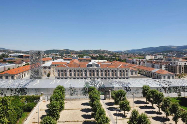 duży biały budynek z drzewami przed nim w obiekcie Studio cosy Saint-Étienne centre ville w mieście Saint-Étienne