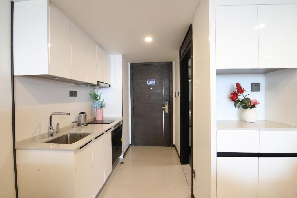 Kuchyň nebo kuchyňský kout v ubytování Xinghe Times Apartment - Shenzhen North Railway Station