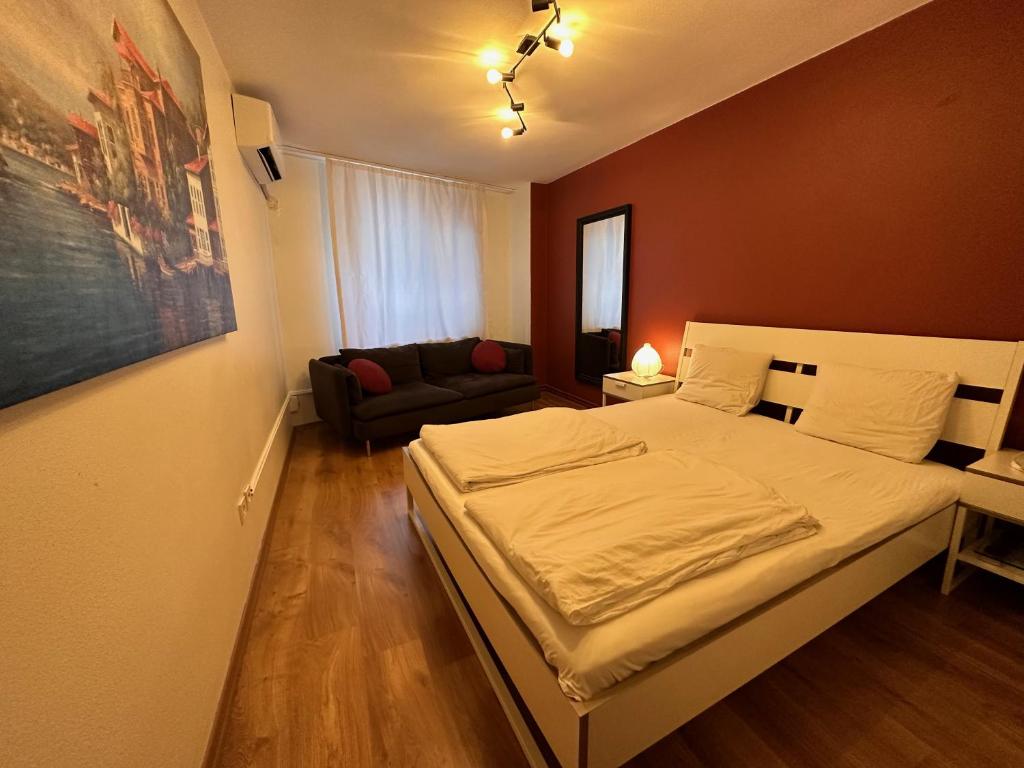 een slaapkamer met een bed en een bank bij Business & LongStay Apartment - WorkDesk - Pendik Marina - Metro - SAW in Istanbul