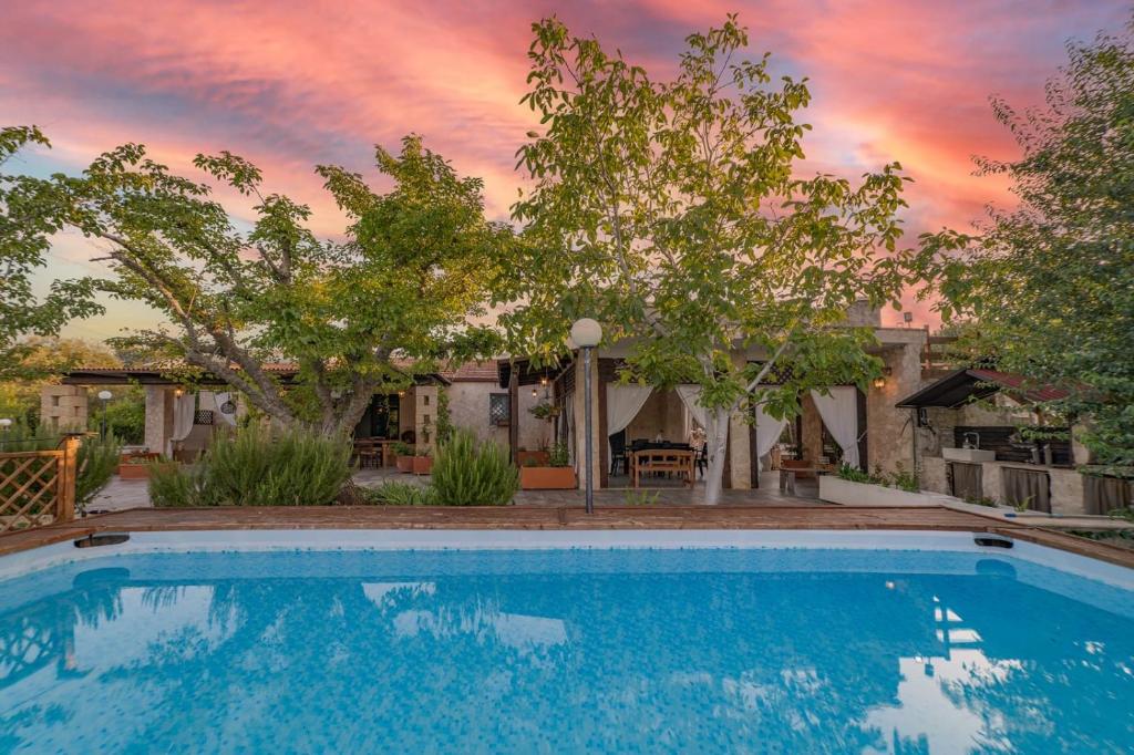 een zwembad in de achtertuin van een huis bij Sunshine House - Ostuni BB di Antonella in Ceglie Messapica