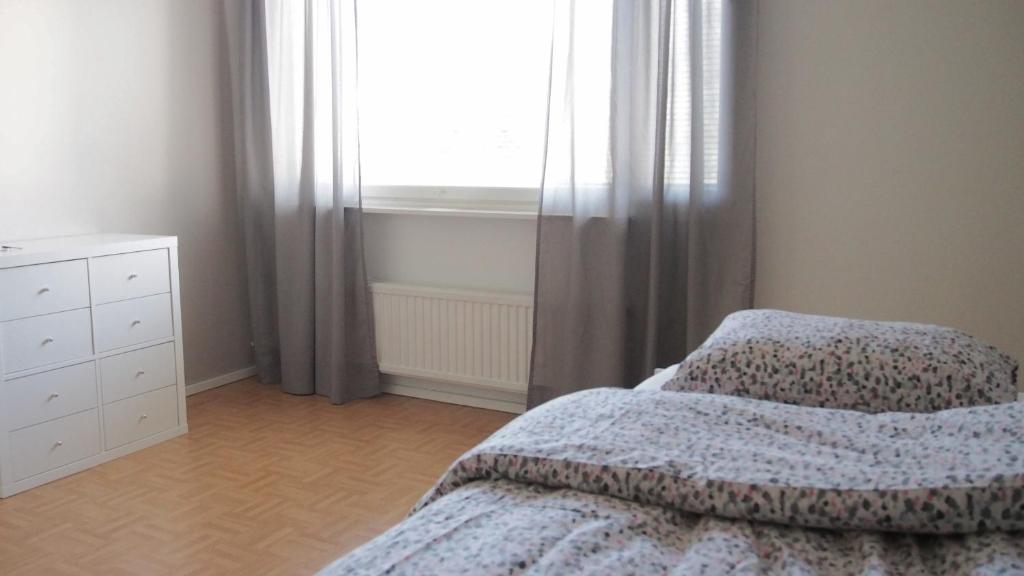 una camera con letto, cassettiera e finestra di Lumi Room a Rovaniemi