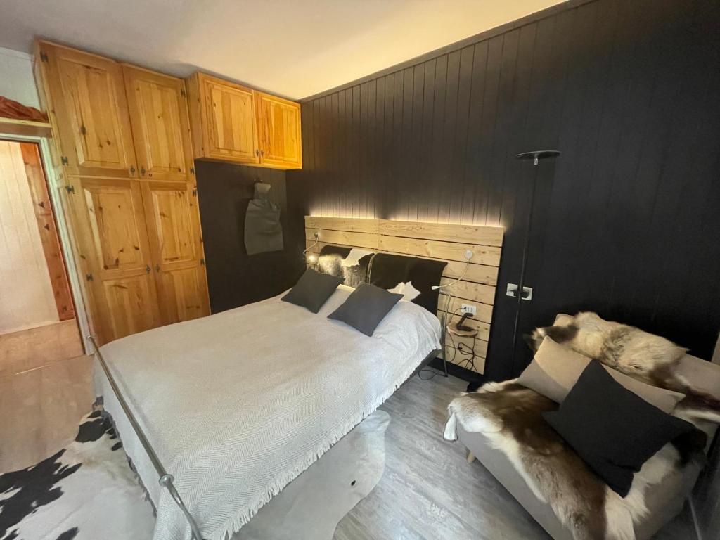 a bedroom with a large white bed in a room at Appartamento Kern-Sciare A Portata Di Mano- in Madesimo