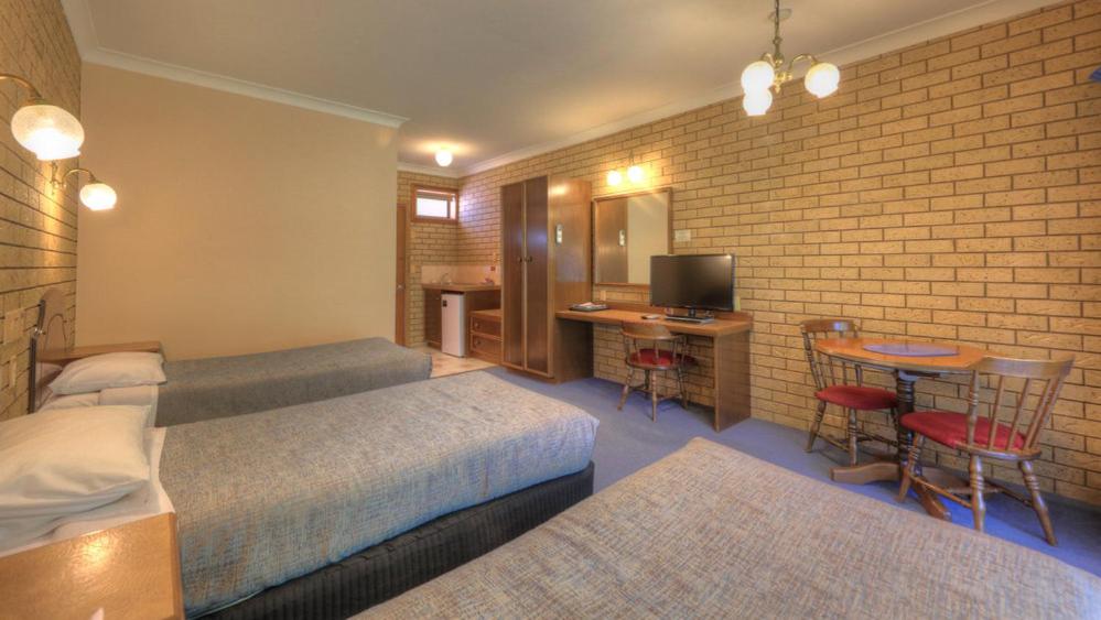 Postel nebo postele na pokoji v ubytování Barrass's John Bright Motor Inn