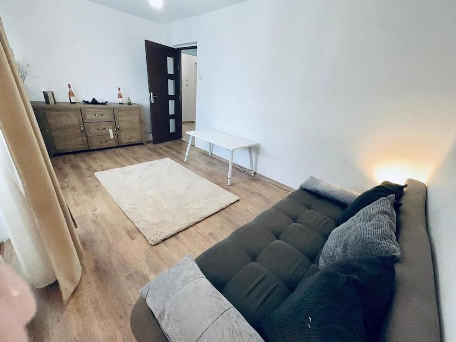 sala de estar con sofá y mesa en Apartament in Regim Hotelier en Bacău