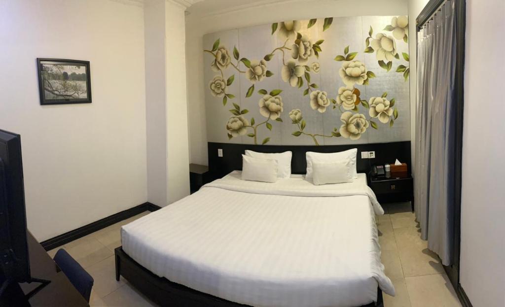 sypialnia z dużym białym łóżkiem w pokoju w obiekcie A25 Hotel - 06 Trương Định w Ho Chi Minh