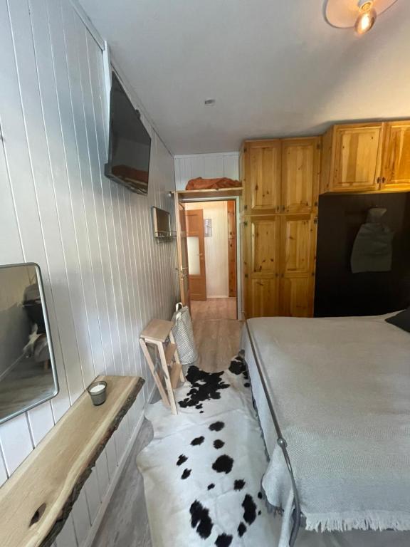 a room with a bed and a tv on the wall at Appartamento Kern-Sciare A Portata Di Mano- in Madesimo
