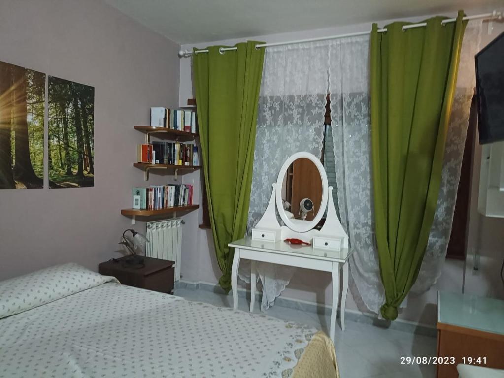 - une chambre avec un lit et une coiffeuse avec un miroir dans l'établissement la casa che vorresti, à Fonte Nuova