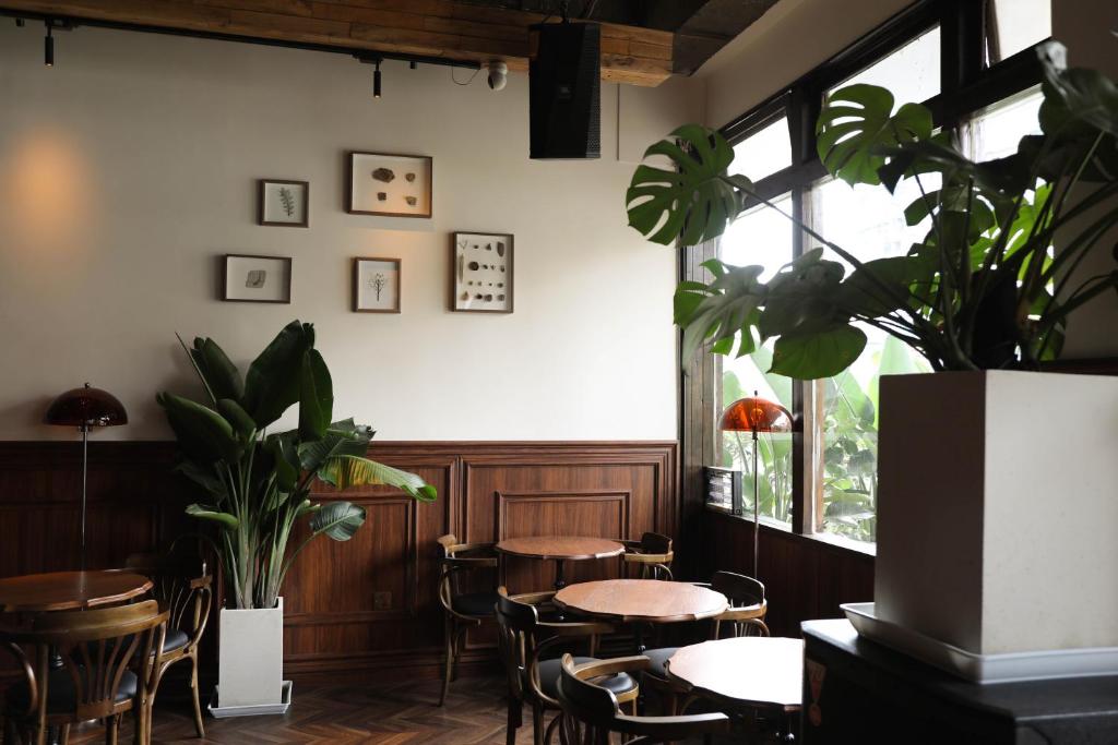 Restaurace v ubytování SONDERIA Lazybones Hostel- Wenshu Temple Side, Chill Hostel with All-Day Brunch, Travel Agency in English & Local Bar Vibes