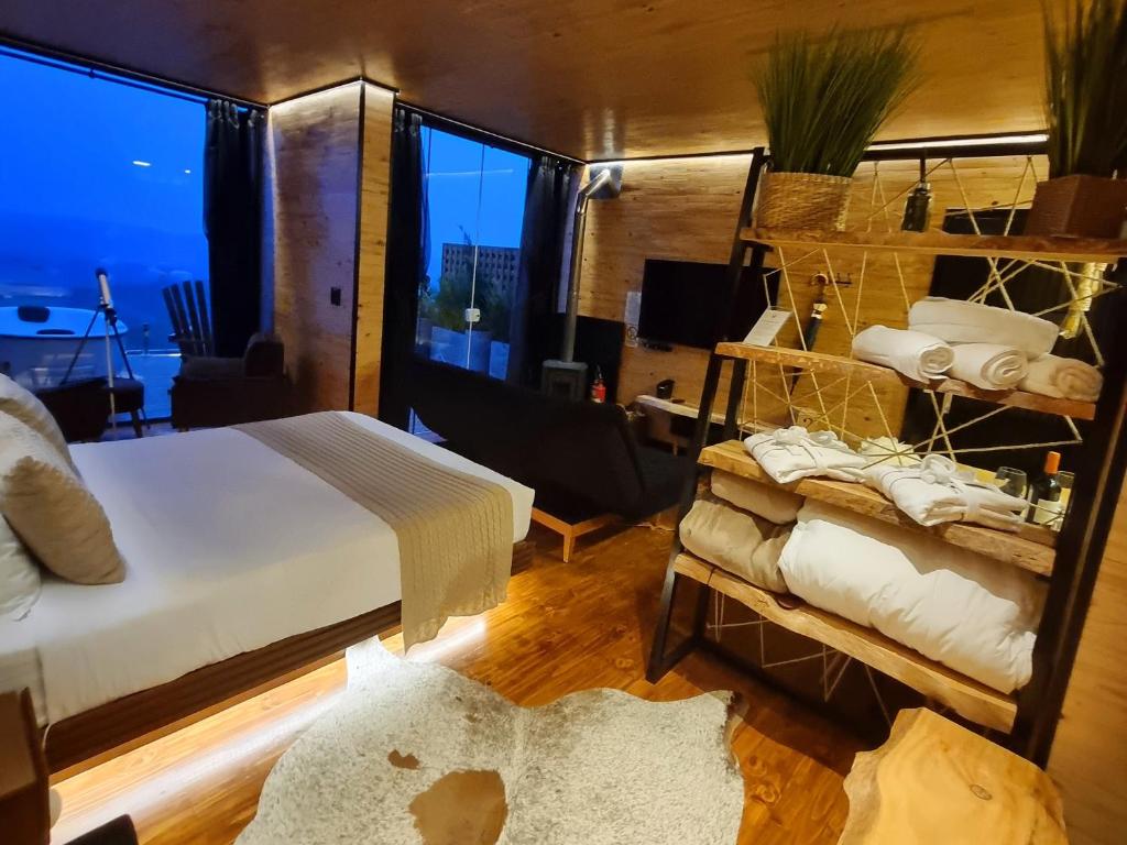 Parador dos Canyons في كامبارا: غرفة نوم مع سرير ورف من الوسائد