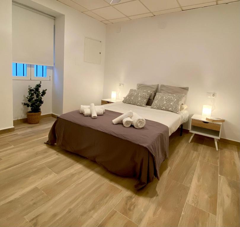 sypialnia z dużym łóżkiem z ręcznikami w obiekcie Aeropuerto-Churriana-Golf w Maladze