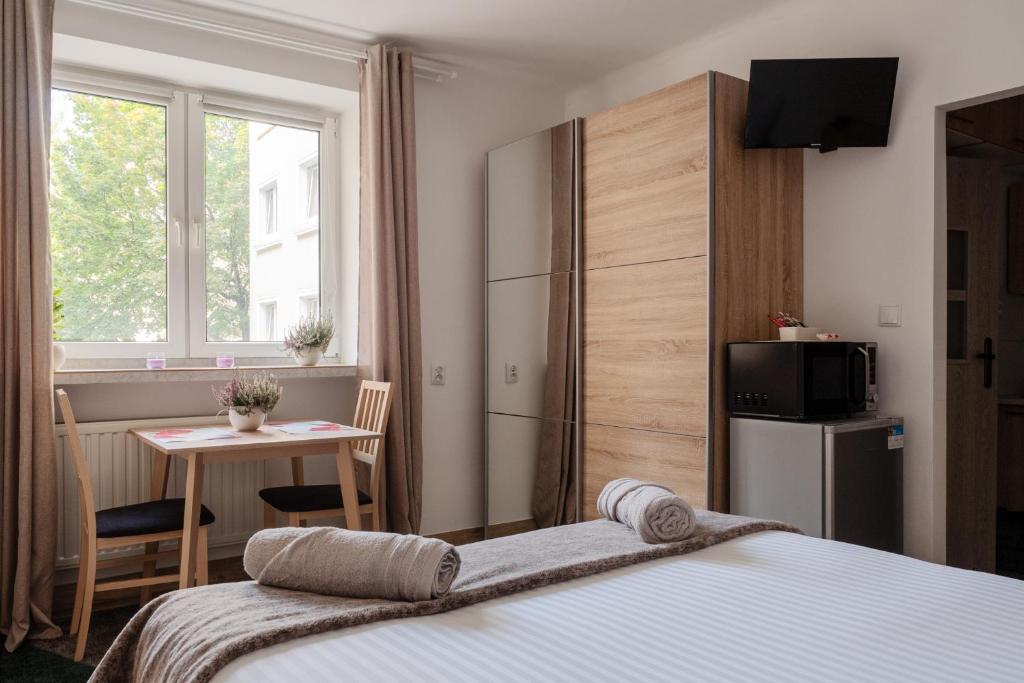 une chambre d'hôtel avec un lit et une petite table dans l'établissement Cozy Warsaw City Center Studio, à Varsovie