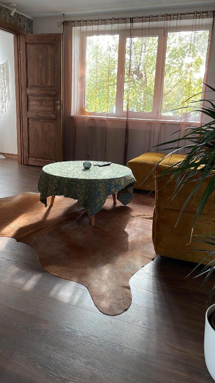 una sala de estar con una mesa sobre una alfombra en Sepa Apartement en Kuressaare