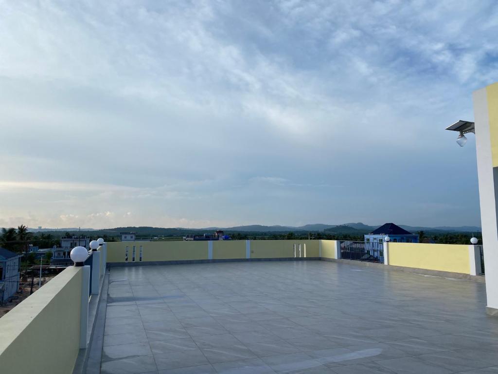 uma vista para um grande pátio no topo de um edifício em Chhay Ing Guesthouse 