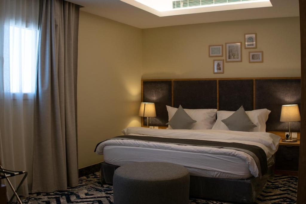 pokój hotelowy z łóżkiem i oknem w obiekcie بنزرت للشقق الفندقيه w mieście Al-Hufuf