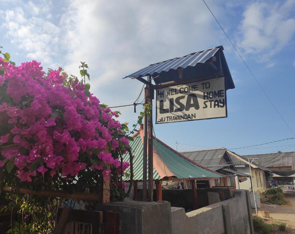 una señal para una tienda de salsa con flores rosas en Lisa Homestay, en Gili Trawangan