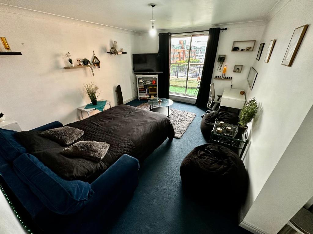 1 dormitorio con 1 cama y 1 sofá en CustomHouse Balcony view, Dublin 1, en Dublín