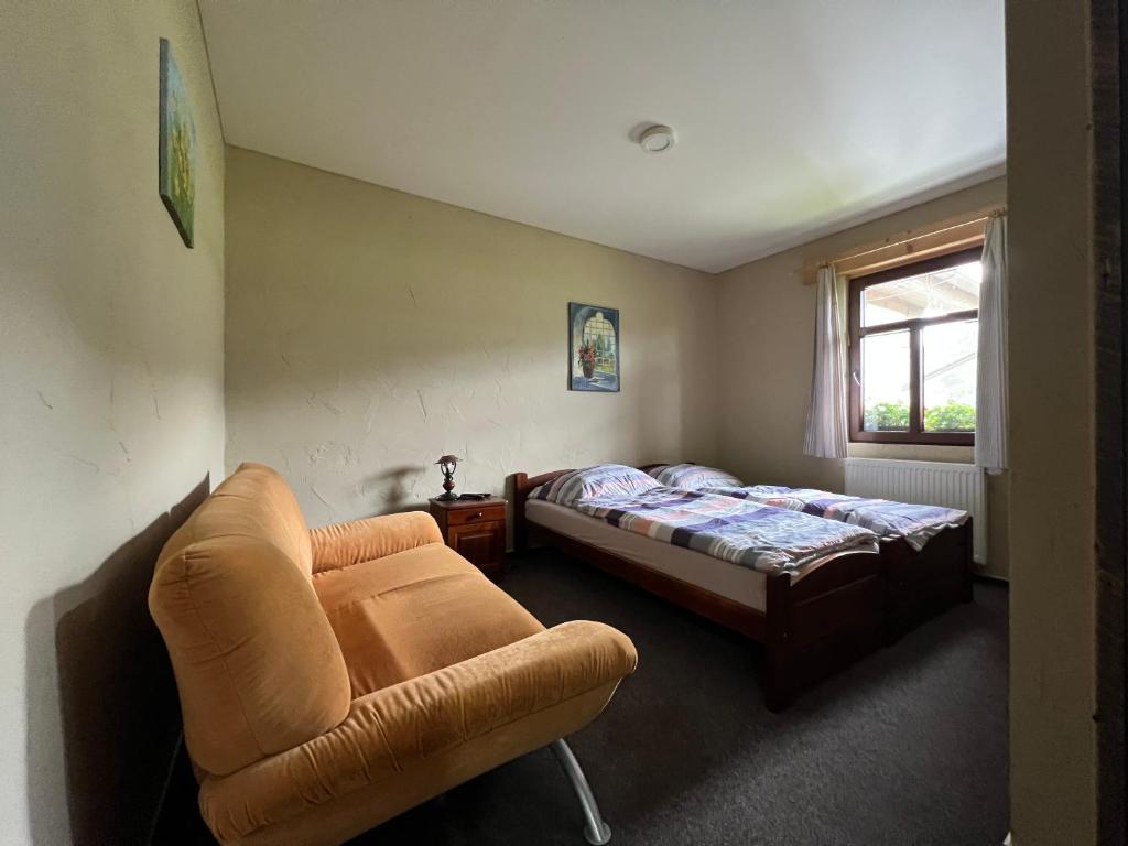 En eller flere senge i et værelse på Kuria Bzenica