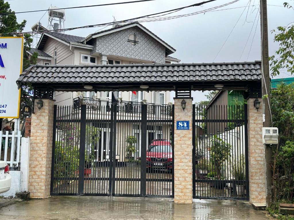 a gate in front of a house at Đà Lạt Villa 84 Hồ Xuân Hương in Da Lat