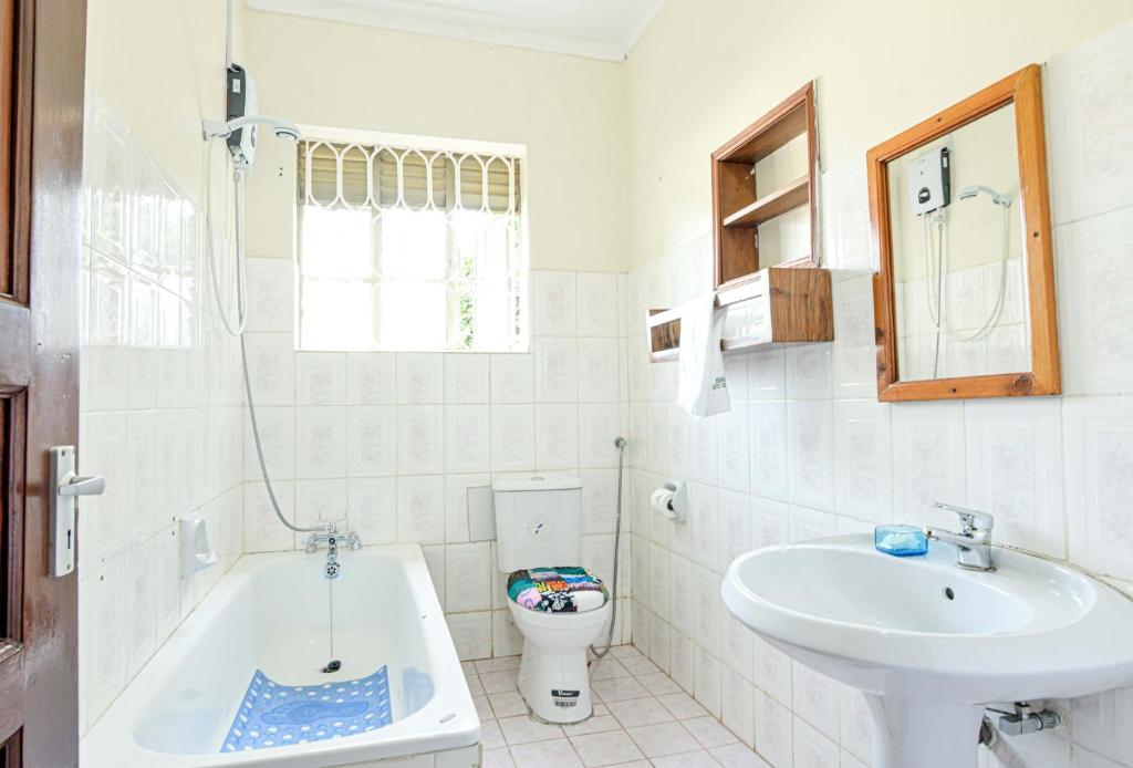 Koupelna v ubytování Cycad Entebbe Guest House