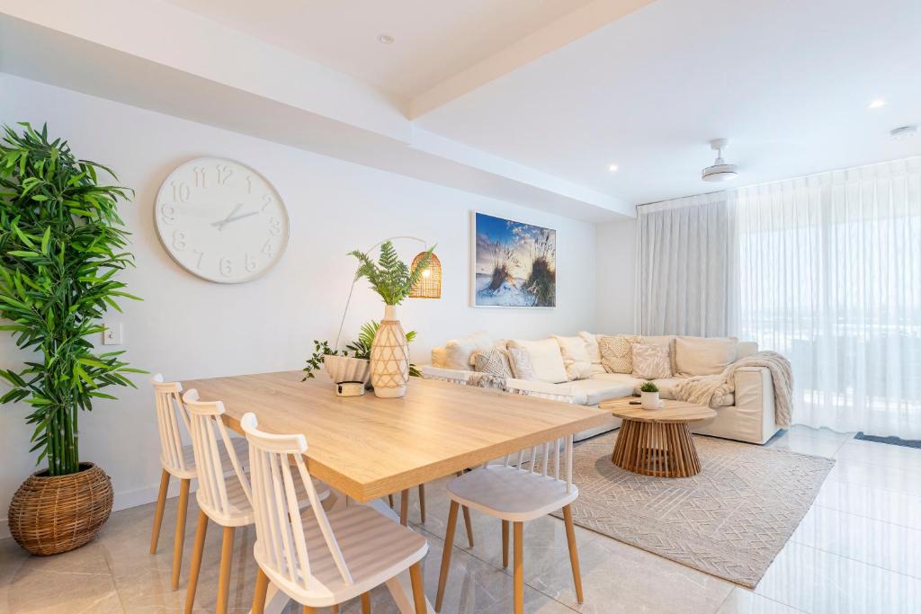Χώρος καθιστικού στο Oceanus oasis at Bokarina Beach -stunning modern coastal apartment