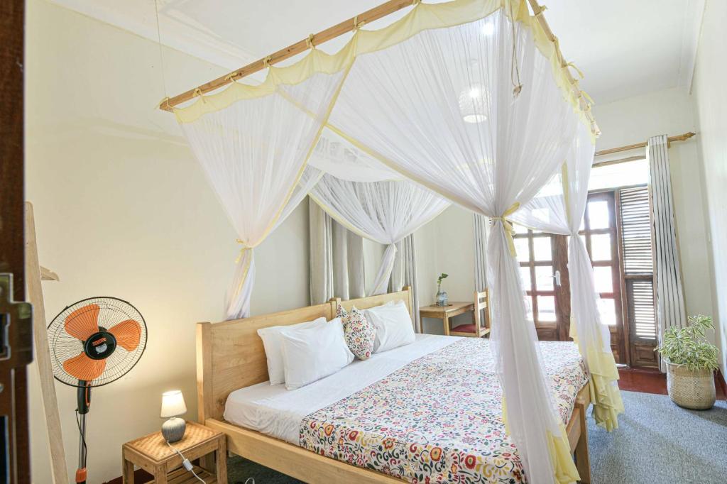 Postel nebo postele na pokoji v ubytování Cycad Entebbe Guest House