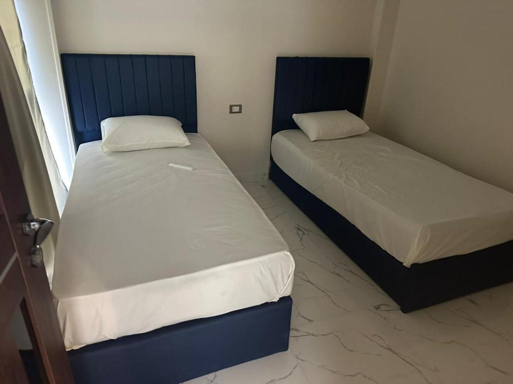 twee bedden in een kleine kamer met bij Ismailia in ‘Ezbet Abd el-Hâdi ‘Afîfi