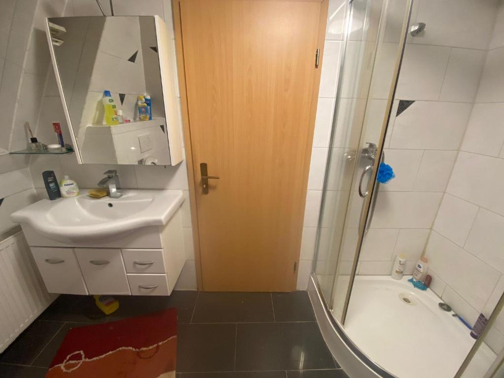 een badkamer met een douche en een wastafel bij vasu Muthalagan in Aalen