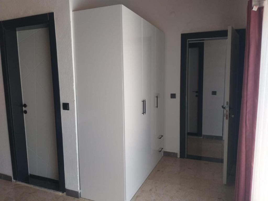 een kamer met twee deuren en twee spiegels bij Fethiye Havuzlu Villa in Fethiye