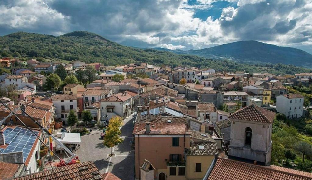 Vistas a una ciudad con montañas en el fondo en Vico Gioia, en Roccasicura