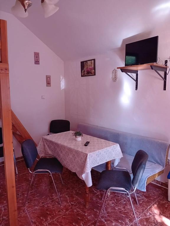TV a/nebo společenská místnost v ubytování Apartmánová chata Martina