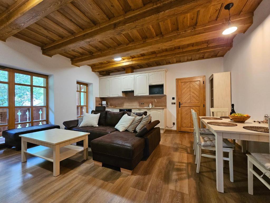 Kuchyň nebo kuchyňský kout v ubytování Apartmány Jezerné