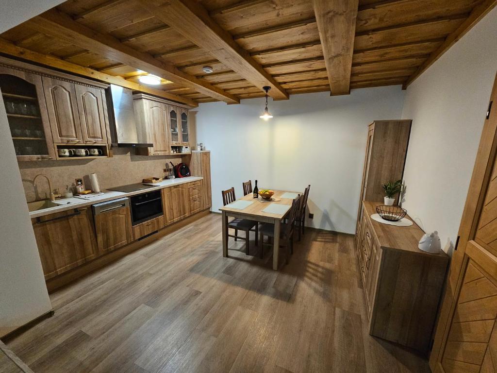 Kuchyň nebo kuchyňský kout v ubytování Apartmány Jezerné