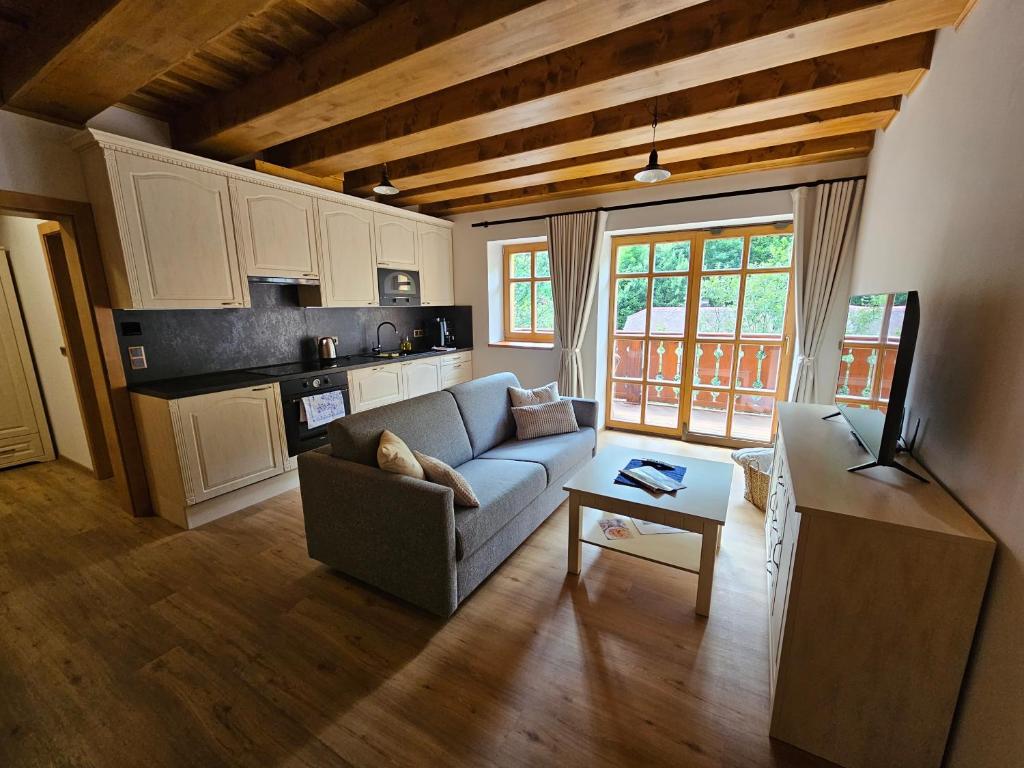 Kuchyň nebo kuchyňský kout v ubytování Apartmány Jezerné