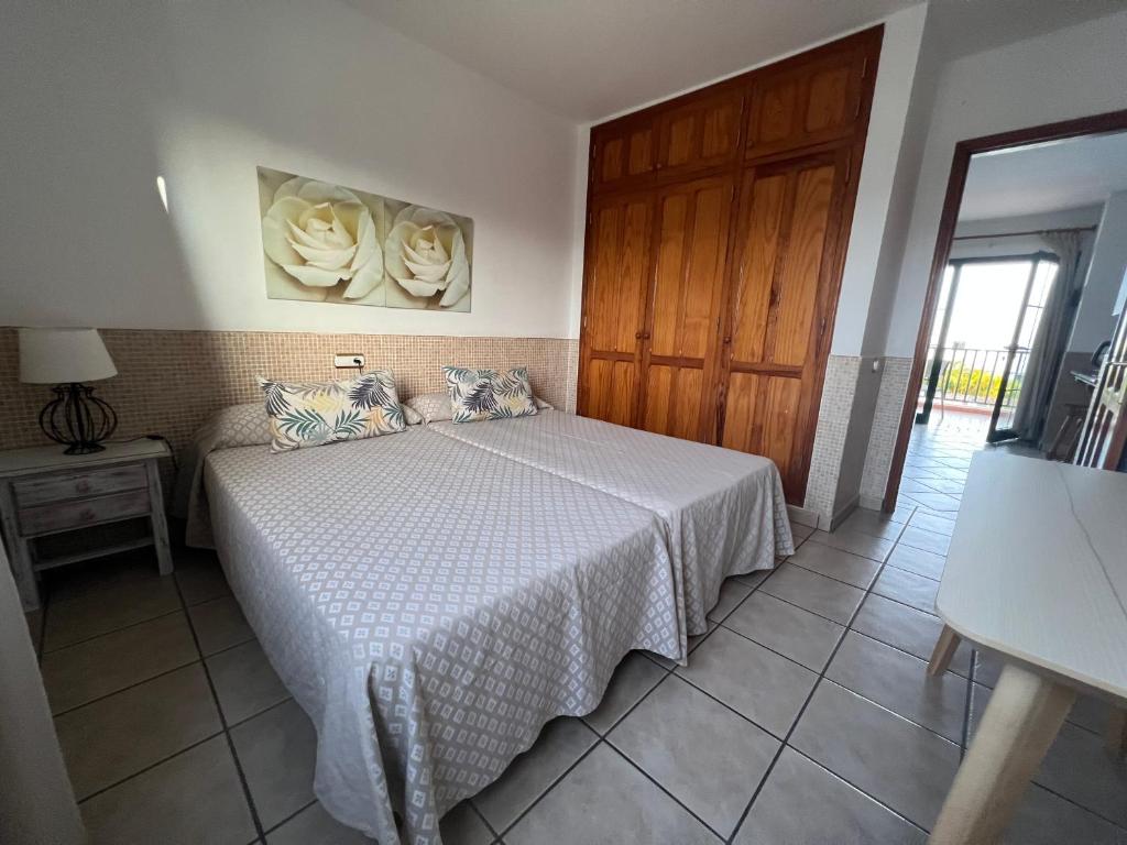 Posteľ alebo postele v izbe v ubytovaní Apartamentos Acuario Sol