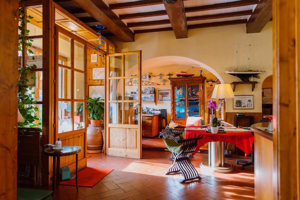 - une cuisine avec une table rouge dans une pièce dans l'établissement Albergo La Felicina - Mugello, à San Piero a Sieve