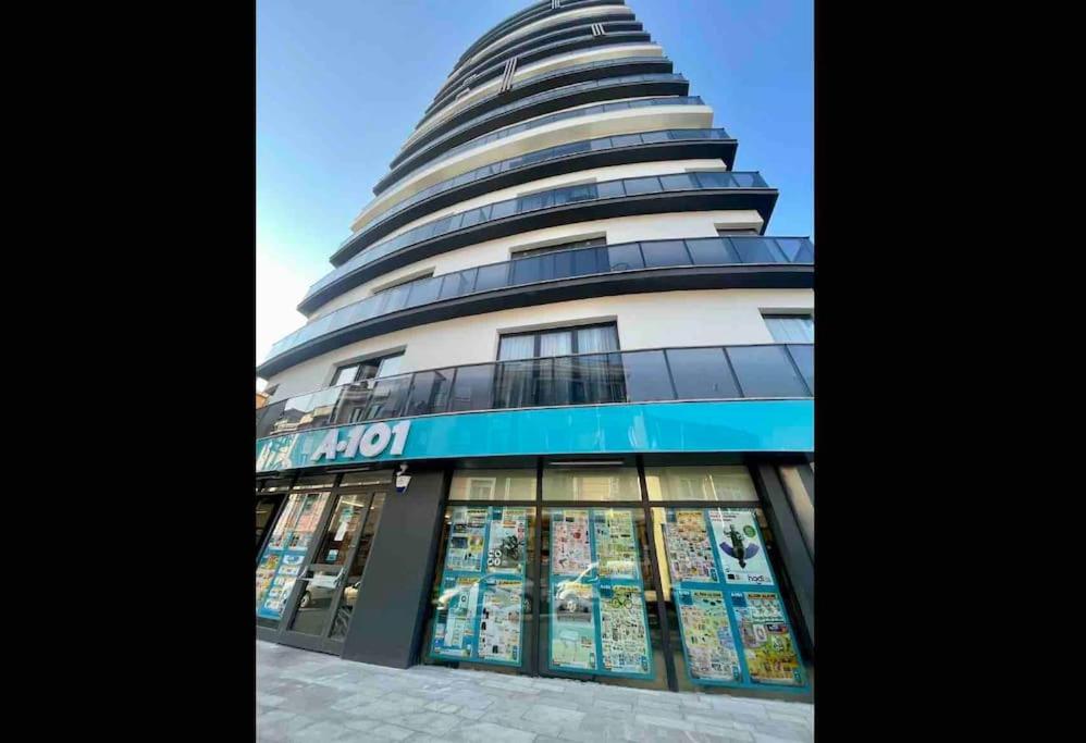 um edifício com uma torre alta em cima dele em Luxurious 3-Bedroom Apartment with Panoramic Views em Istambul