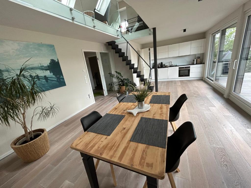 eine Küche und ein Esszimmer mit einem Holztisch und Stühlen in der Unterkunft Außergewöhnlich Ferienwohnung im Villenviertel in Wilhelmshaven