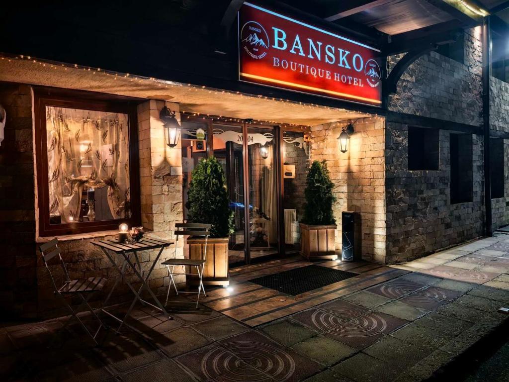 班斯科的住宿－Bansko Boutique Hotel，大楼前有标志的餐厅