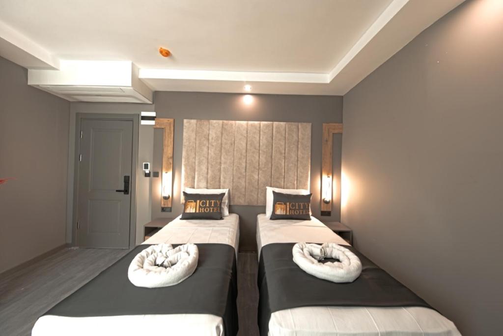 Postel nebo postele na pokoji v ubytování İstanbul City Airport Hotel