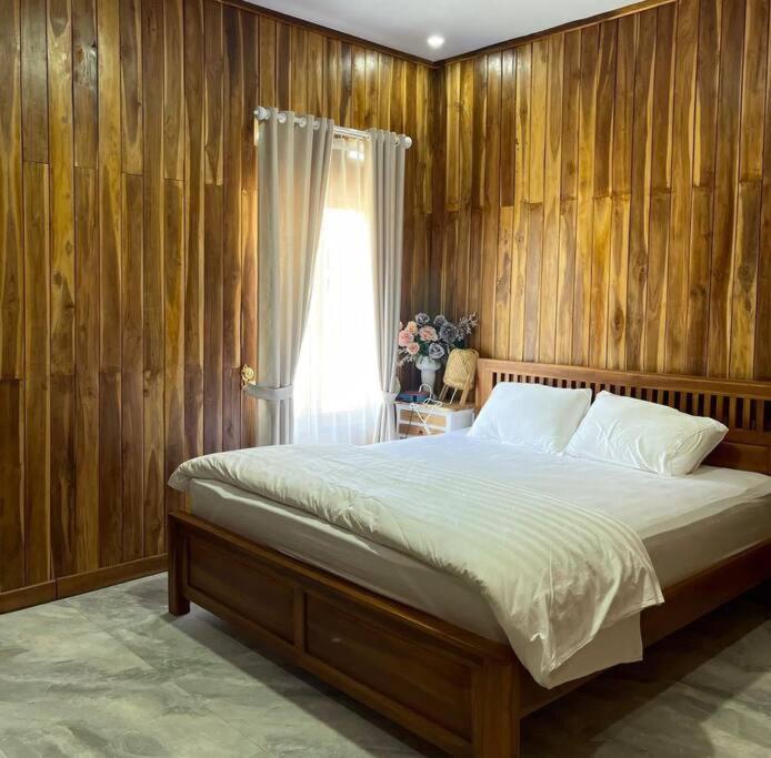 Een bed of bedden in een kamer bij Villa 2 BR Bella Sembalun Mount Rinjani Lombok