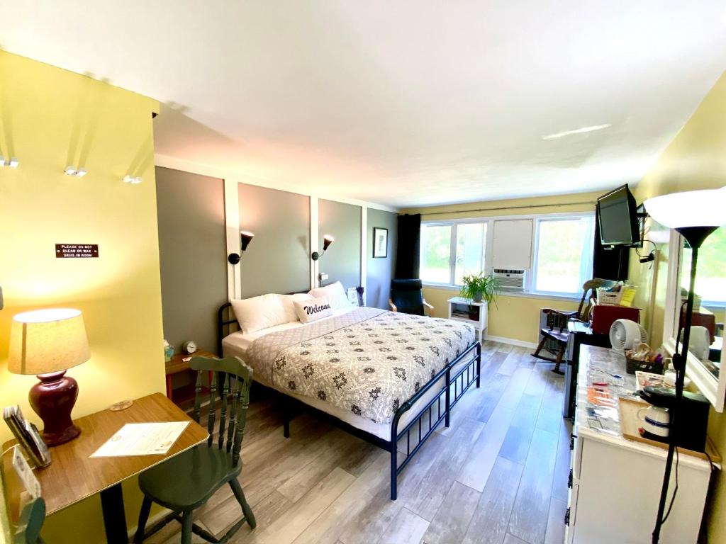 Postel nebo postele na pokoji v ubytování Snowdon Chalet Motel