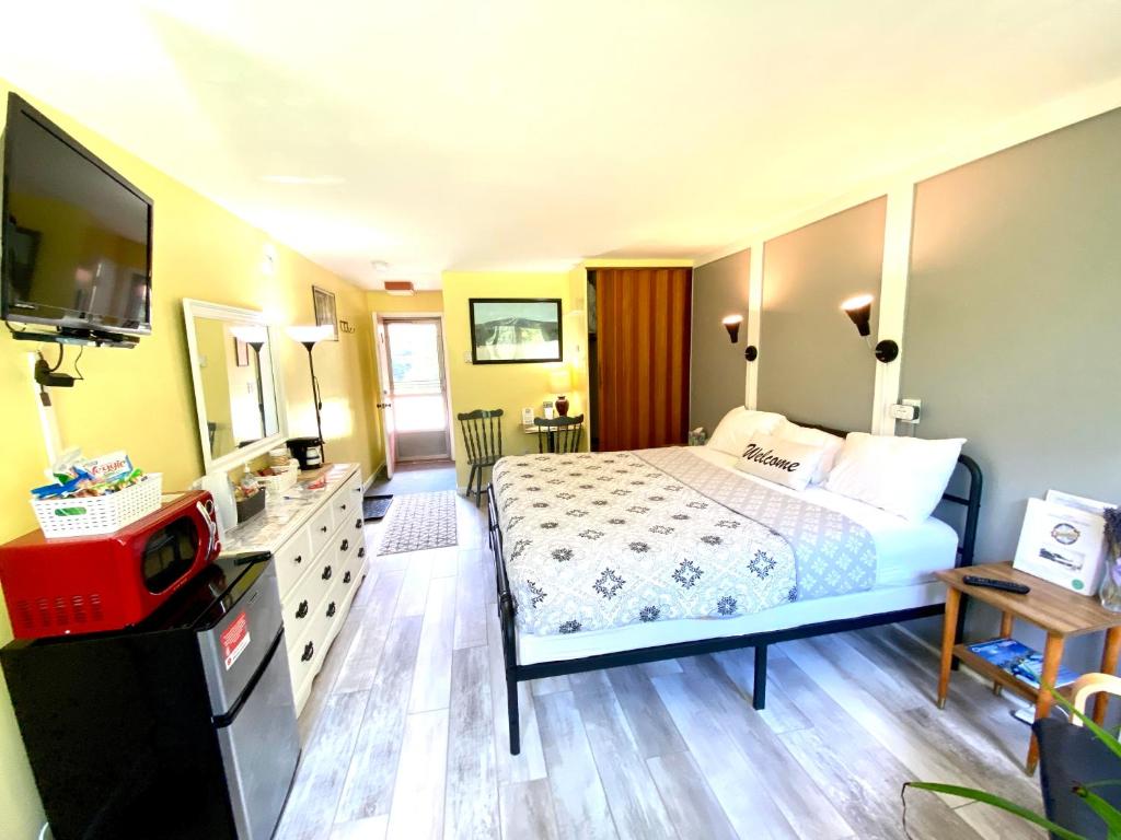 Postel nebo postele na pokoji v ubytování Snowdon Chalet Motel