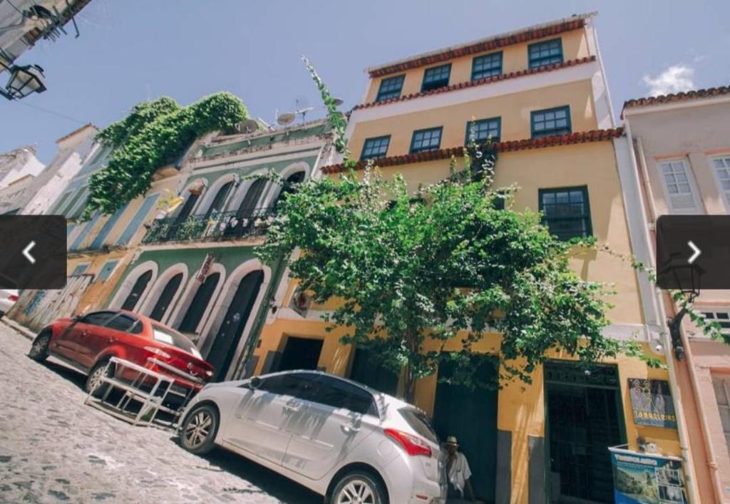 サルバドールにあるTamboleiros Hotel & Hostelの建物の前に駐車した車両2台